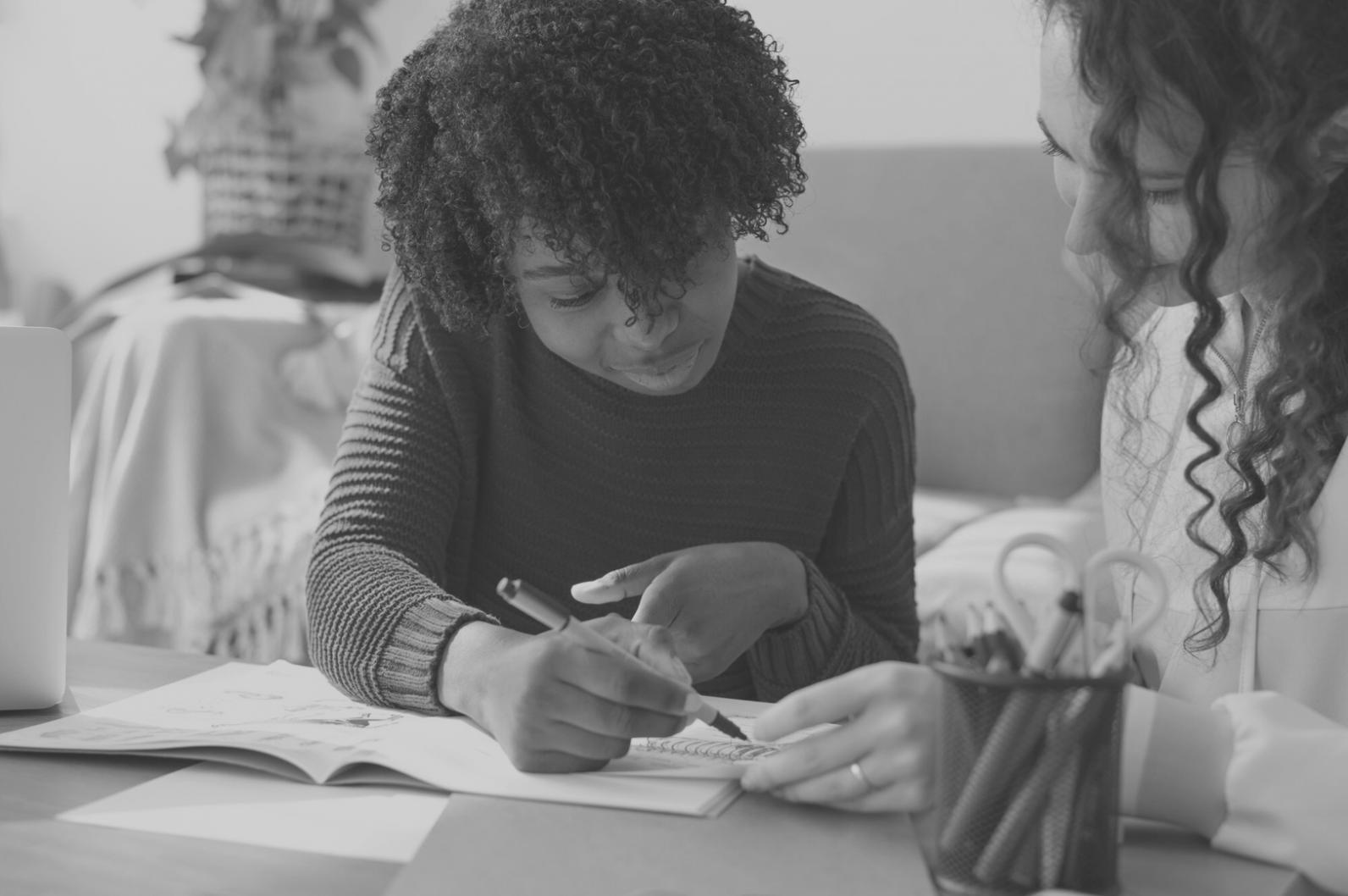 Instructor experto en finanzas enseñando estrategias de inversión